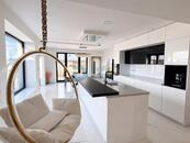 Penthouse 5+kk se střešní terasou a 360DEG výhledem na Brno., cena cena v RK, nabízí 