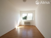 PRONÁJEM POKOJE 13 m2 S UMYVADLEM A SDÍLENÝM ZÁZEMÍM, cena 5400 CZK / objekt / měsíc, nabízí Allrisk reality & finance s.r.o.