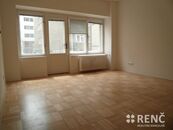 Pronájem zrekonstruovaného bytu 2+1 s balkonem v bezprostřední blízkosti centra Brna na ulici Pekařs, cena 18900 CZK / objekt / měsíc, nabízí 