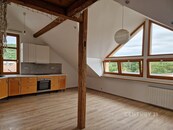 Pronájem podkrovního bytu 3+KK, 93 m2 v rodinném domě se zahradou a bazénem, cena 28000 CZK / objekt / měsíc, nabízí CENTURY 21 All Inclusive Estates