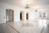 Nadstandartní byt 6+1 o ploše 260 m2 - bydlení i reprezentativní podnikání, cena 26000 CZK / objekt / měsíc, nabízí 