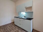 PRONÁJEM BYTU 1+KK PO KOMPLETNÍ REKONSTRUKCI, ČÁSTEČNĚ ZAŘÍZENÝ - BRNO, UL. CYRILSKÁ, cena 13490 CZK / objekt / měsíc, nabízí ACROSS HOME s.r.o.